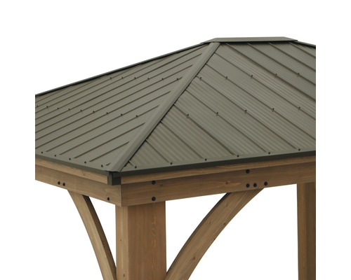 Vue détaillée du toit métallique d''un pavillon sur une structure en bois