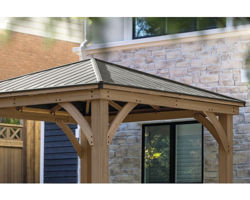 Vue détaillée d''un pavillon avec toit en métal et structure en bois.