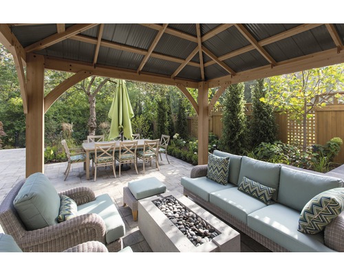 Pavillon de jardin avec table à manger, chaises, meubles de salon et foyer