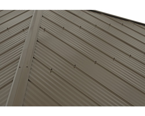 Gros plan d''une construction de toit en panneaux métalliques