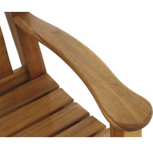 Gros plan d''une chaise de jardin en bois