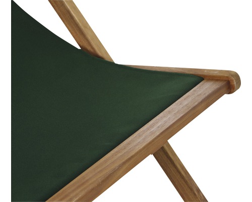 Detailaufnahme eines Holzliegestuhls mit Stoffbezug