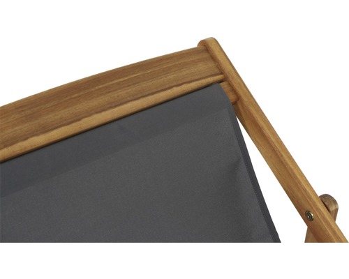 Detailaufnahme einer Holzliege mit Stoffbezug