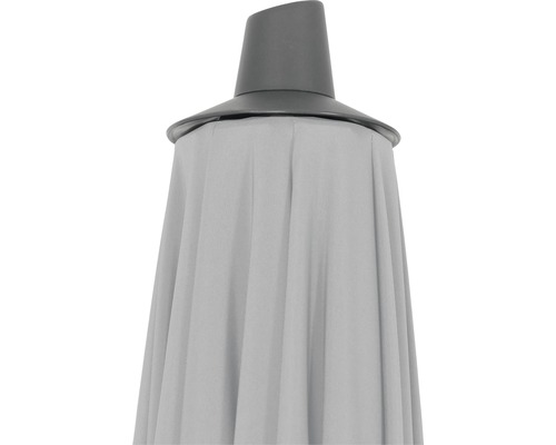 Detailansicht eines Sonnenschirms mit Metallgestell und Stoffbespannung