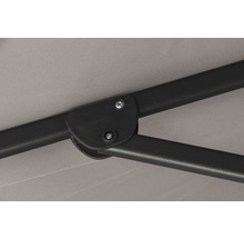 Detailaufnahme des Gestells eines Sonnenschirms mit Schrauben