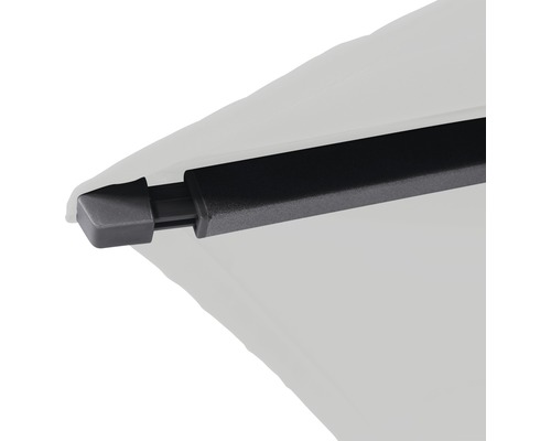 Detailansicht eines Sonnenschirms mit Metallrahmen