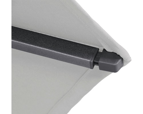 Detailansicht eines Sonnenschirms mit schwarzem Gestell