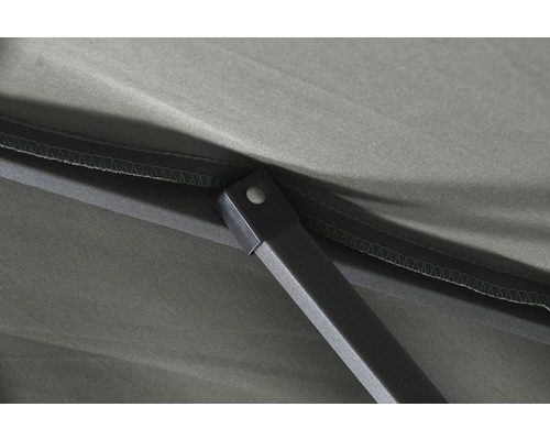 Detailansicht eines Pavillons mit Stoffdach und Metallgestell