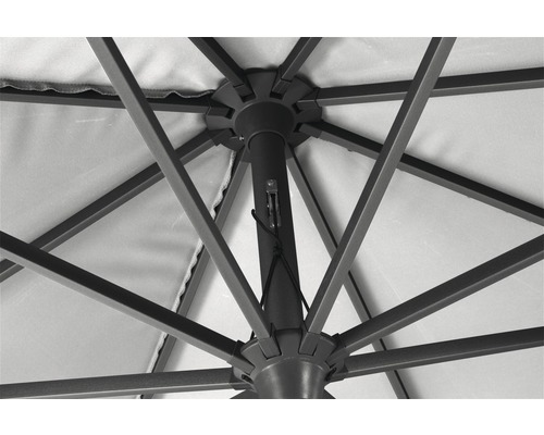 Vue détaillée du parasol avec baleines et mât