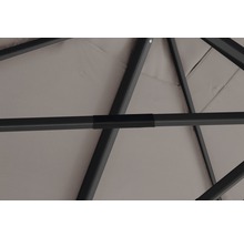 Detailaufnahme der Metallstruktur und des Stoffdachs eines Pavillons