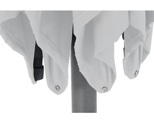Detailaufnahme des Stoffes eines Sonnenschirms mit Befestigungsringen