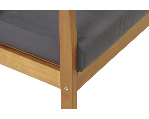 Detailansicht eines Holzstuhls mit grauer Sitzfläche