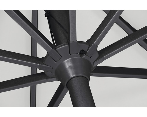 Detailaufnahme des Gestells eines Sonnenschirms