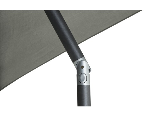 Detailaufnahme eines Sonnenschirms mit verstellbarem Gelenk