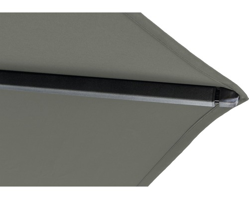 Detailansicht eines Sonnenschirms mit Stoffbespannung und Metallgestell