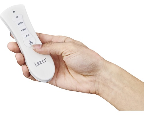 Hand hält Lucci Deckenventilator Fernbedienung