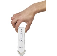 Une main tient une télécommande Lucci avec les réglages haut, moyen, bas, arrêt et lumière.