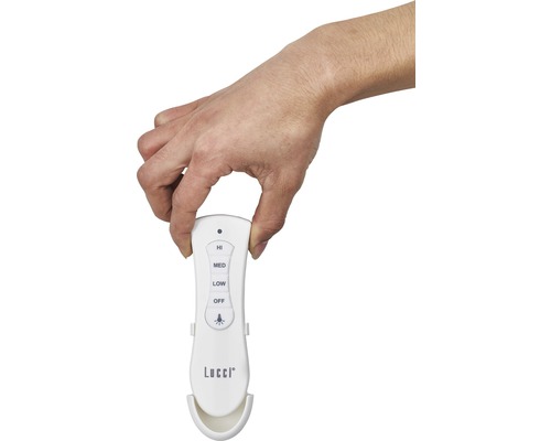 Eine Hand hält eine Lucci Fernbedienung mit den Einstellungen hoch, mittel, niedrig, aus und Licht.