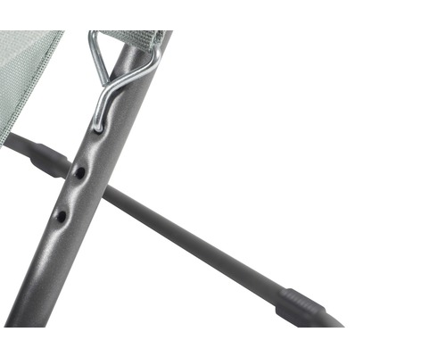 Detailansicht eines Campingstuhls mit Metallrahmen und Einstelllöchern