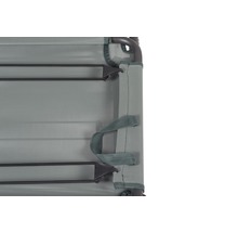 Vue détaillée d''une chaise longue avec revêtement en tissu et structure en métal