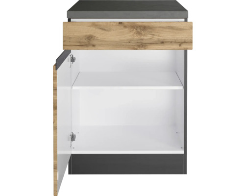 Meuble sous-lavabo avec porte ouverte et étagères