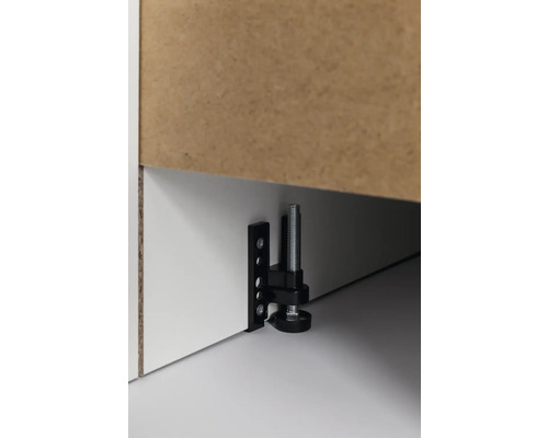 Pied réglable monté sur un meuble