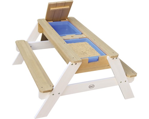 Bac à sable avec couvercle et deux bacs bleus, partiellement remplis de sable