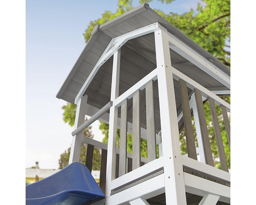 Vue détaillée de la tour de jeu avec toit et toboggan