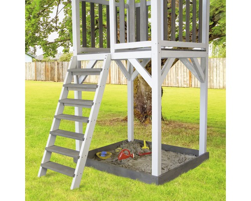 Spielturm mit Sandkasten und Leiter im Garten