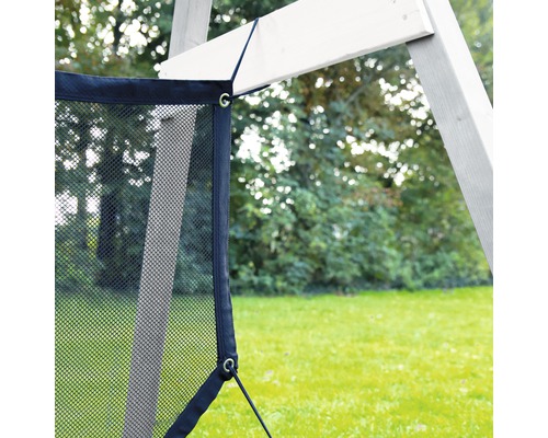 Gros plan d''un filet de protection sur une aire de jeux de jardin