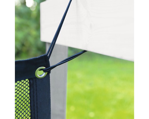 Vue détaillée d''un écran de confidentialité noir avec fixation élastique sur une construction en bois