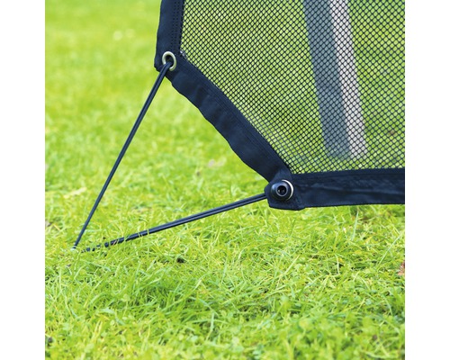 Gros plan d''un but de football avec filet et mécanisme de fixation sur une pelouse