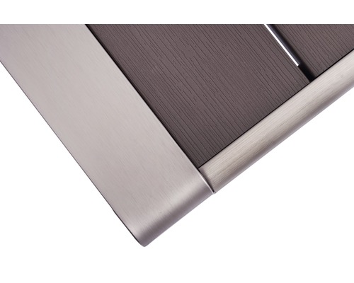 Detailaufnahme einer Terrassendiele mit Metalleinfassung