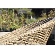 Vue détaillée d''un fauteuil en osier pour le jardin