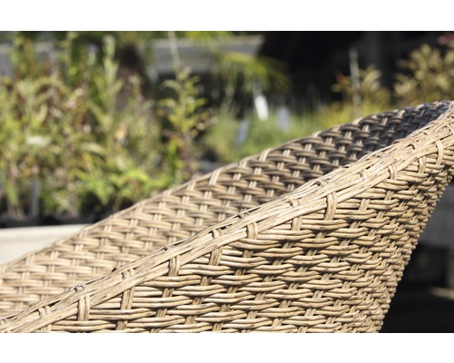 Vue détaillée d''un fauteuil en osier pour le jardin