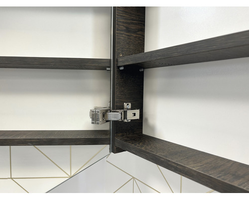 Innenansicht eines Badezimmerschranks mit Holzeinlegeböden und Metallscharnieren