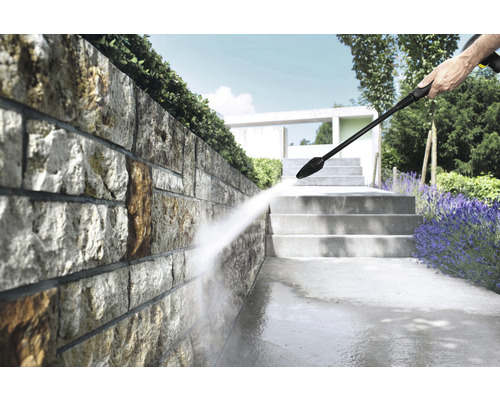 Nettoyeur haute pression utilisé pour nettoyer un mur en pierre