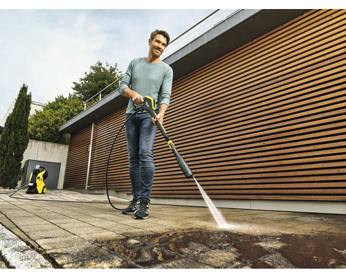 Homme nettoie terrasse avec nettoyeur haute pression