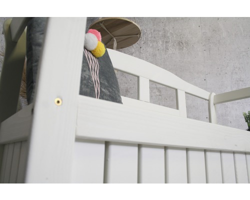 Vue détaillée d''un banc en bois blanc avec dossier