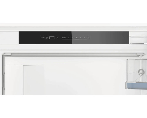 Vue intérieure d''un réfrigérateur avec affichage numérique de la température