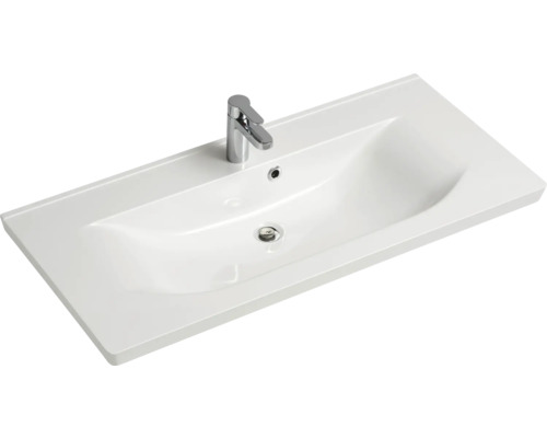 Waschbecken aus Sanitärkeramik mit Armatur