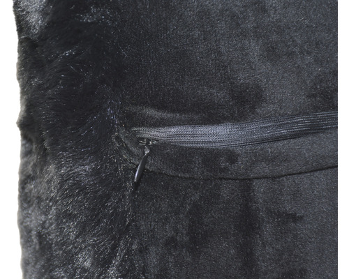 Gros plan d''un coussin en fausse fourrure noire avec fermeture éclair