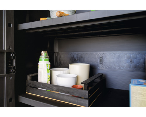 Outils de jardin et pots de fleurs sur une étagère dans une armoire de jardin