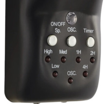 Nahaufnahme der Bedienelemente eines Ventilators mit Schaltern für Ein/Aus, Oszillation und Timer sowie Geschwindigkeitsstufen.