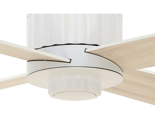 Gros plan d''un ventilateur de plafond avec pales de rotor claires