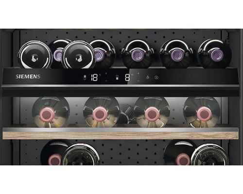 Siemens Weinkühlschrank mit mehreren Flaschen auf Holzregalen