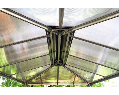 Vue détaillée du toit du pavillon avec plaques en polycarbonate et cadre en métal