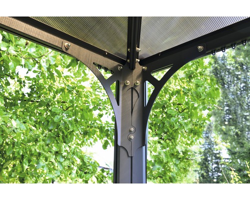 Vue détaillée d''un pavillon avec des piliers en métal et un toit transparent