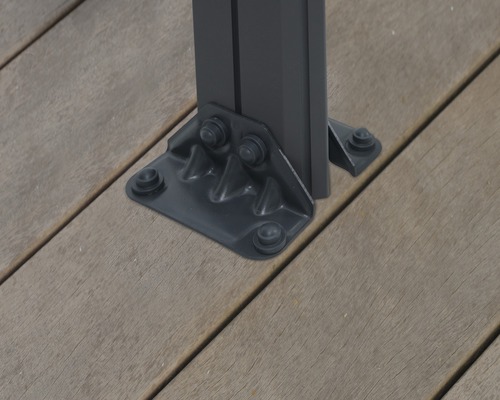 Fixation d''un pilier avec des vis sur une terrasse en bois