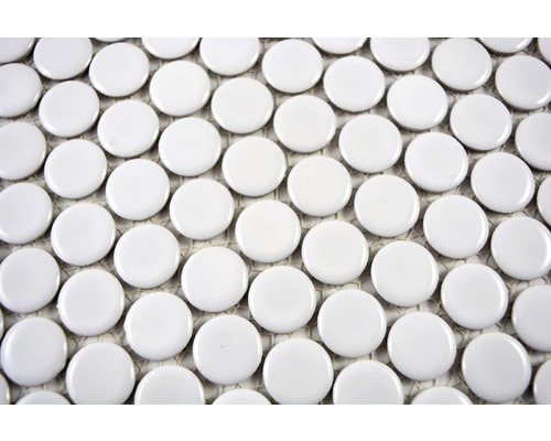 Gros plan de carreaux de mosaïque blancs.
